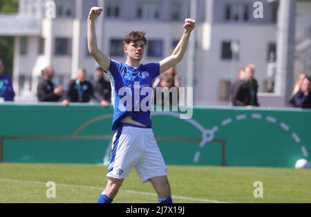 Duisburg, Germania. 08th maggio 2022. Primo: 05/08/2022 Fuvuball, calcio, gioventù, stagione 2021/2022, U 17, U17 Campionato tedesco delle B juniors FC Schalke 04 - VfB Stuttgart Jubilation, Niklas DV?rr Credit: dpa/Alamy Live News Foto Stock