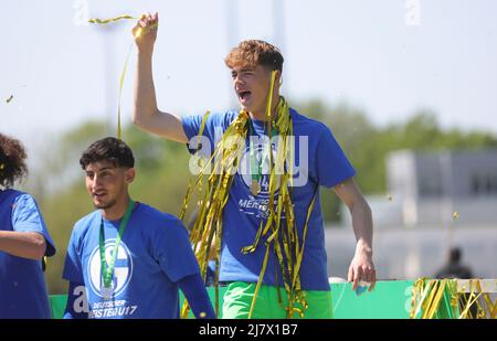 Duisburg, Germania. 08th maggio 2022. Primo: 05/08/2022 Fuvuball, calcio, gioventù, stagione 2021/2022, U 17, U17 Campionato tedesco delle B juniors FC Schalke 04 - VfB Stuttgart giubilo al campione tedesco Luca Podlech, Credit: dpa/Alamy Live News Foto Stock