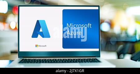 POZNAN, POL - DEC 12, 2021: Computer portatile con logo di Microsoft Azure, un servizio di cloud computing per la creazione, il testing, la distribuzione e la gestione Foto Stock