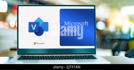 POZNAN, POL - DEC 12, 2021: Computer portatile che visualizza il logo di Microsoft Visio, un'applicazione di grafica vettoriale e di diagrammi, parte di Microsoft o Foto Stock