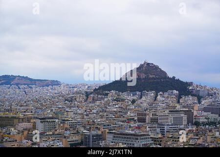 Vista panoramica di Atene, vista dall'Acropoli, con vista sul monte Licabetto e cielo grigio Foto Stock