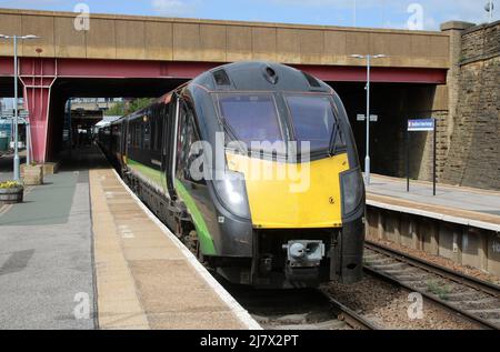 Grand Central Adelante dhmu, stazione di interscambio di Bradford. L'auto principale ha l'iscrizione del primo treno passeggeri a doppio carburante alimentato a GNL a lato dell'auto. Foto Stock