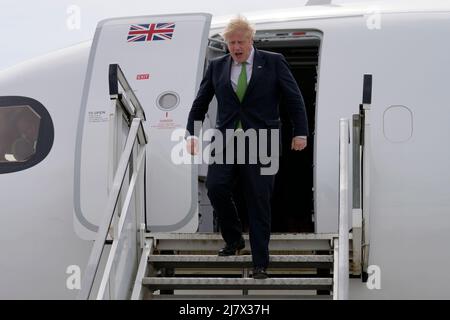 Il primo ministro Boris Johnson arriva all'aeroporto di Stoccolma in Svezia dove incontrerà il primo ministro svedese Magdalena Andersson. Dopo la visita, il primo Ministro si recherà nella vicina Finlandia per essere accolto dal Presidente Sauli Niinisto per oltre 24 ore. Data foto: Mercoledì 11 maggio 2022. Foto Stock