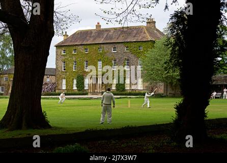 Partita di cricket in corso nel villaggio di Crakehall, North Yorkshire, Inghilterra Regno Unito Foto Stock