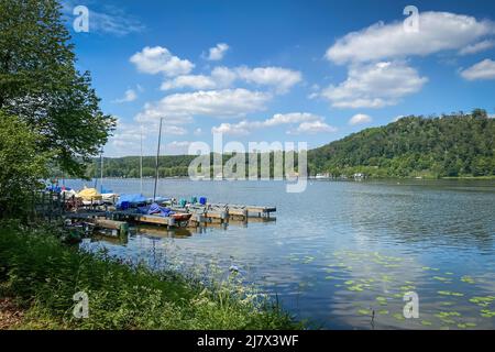 Barche sul lago Baldeney Baldeneysee vicino Essen, Germania contro il cielo blu Foto Stock