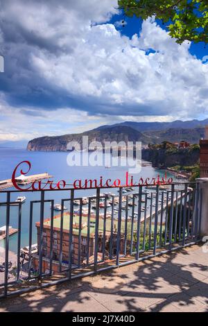 Vista panoramica della costa sorrentina in Campania, Italia meridionale. Paesaggio urbano con porto: Vesuvio sullo sfondo. Foto Stock