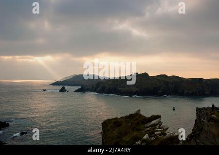 Tramonto di Baltimora sull'entrata del porto in Irlanda. Foto Stock