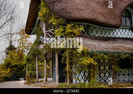 Cottage svizzero ornamentale a Kilcommon, Irlanda. Foto Stock