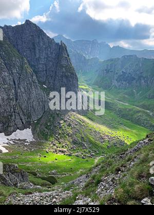 Valle di montagna in estate con luce solare ipnotizzante tra le nuvole, nei Monti Carpazi, in Romania Foto Stock