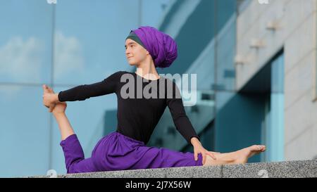 Musulmana islamo arabo indiano donna in hijab fare yoga allenamento forza praticare sforzo fitness femmina sport outdoor ragazza meditazione Foto Stock