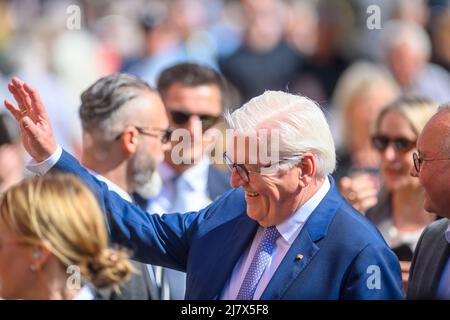 Quedlinburg, Germania. 11th maggio 2022. Il presidente tedesco Frank-Walter Steinmeier cammina attraverso il mercato settimanale e le onde. La seconda giornata è dedicata allo scambio e alla discussione. Persone della società civile e delle imprese, per esempio, sono invitati al 'Taven controverso? Nel pomeriggio. I temi da discutere includono le questioni locali, la pandemia di Corona e le conseguenze della guerra in Ucraina. Successivamente, visiterà la Galleria Lyonel Feininger. Credit: Klaus-Dietmar Gabbert/dpa/Alamy Live News Foto Stock