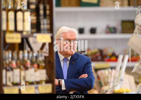 Quedlinburg, Germania. 11th maggio 2022. Il presidente tedesco Frank-Walter Steinmeier attraversa un negozio che vende prodotti regionali. La seconda giornata è dedicata allo scambio e alla discussione. Persone della società civile e delle imprese, per esempio, sono invitati al 'Tavolino controverso' nel pomeriggio. I temi da discutere includono le questioni locali, la pandemia di Corona e le conseguenze della guerra in Ucraina. Successivamente, visiterà la Galleria Lyonel Feininger. Credit: Klaus-Dietmar Gabbert/dpa/Alamy Live News Foto Stock