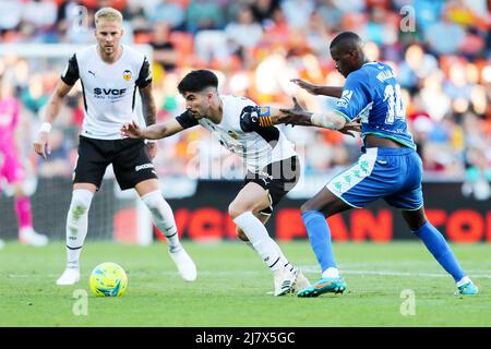 Valencia, Spagna. 10th maggio 2022. Carlos Soler di Valencia e William Carvalho di Real Betis durante il campionato spagnolo la Liga partita di calcio tra Valencia CF e Real Betis Balonpie il 10 maggio 2022 allo stadio Mestalla di Valencia, Spagna - Foto: Ivan Terron/DPPI/LiveMedia Credit: Independent Photo Agency/Alamy Live News Foto Stock