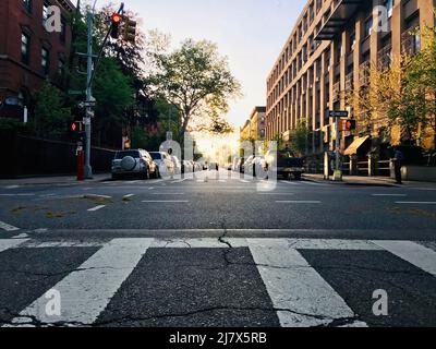 Jogging mattutino a Willoughby Avenue, Brooklyn, New York - 2018 maggio Foto Stock