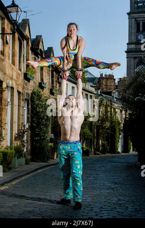 Alix Bailie ed Eric Munday, PhDistraction eseguono acrobazie su Circus Lane mentre Stars of Cirqulation, la notte di cabaret del Circus in Scozia, si esibiranno all'Assembly Roxy domenica 24 aprile a Edimburgo. Credito: Euan Cherry Foto Stock