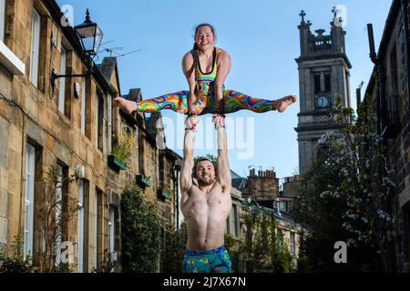 Alix Bailie ed Eric Munday, PhDistraction eseguono acrobazie su Circus Lane mentre Stars of Cirqulation, la notte di cabaret del Circus in Scozia, si esibiranno all'Assembly Roxy domenica 24 aprile a Edimburgo. Credito: Euan Cherry Foto Stock