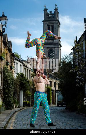 Alix Bailie ed Eric Munday, PhDistraction eseguono acrobazie su Circus Lane mentre Stars of Cirqulation, la notte di cabaret del Circus in Scozia, si esibiranno all'Assembly Roxy domenica 24 aprile a Edimburgo. Credito: Euan Cherry Foto Stock