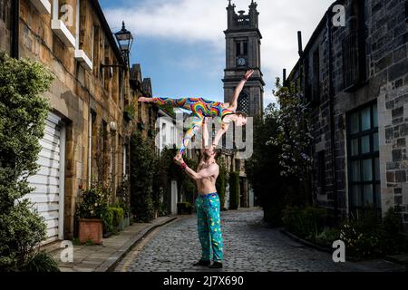 Alix Bailie ed Eric Munday, PhDistraction eseguono acrobazie su Circus Lane mentre Stars of Cirqulation, la notte di cabaret del Circus in Scozia, si esibiranno all'Assembly Roxy domenica 24 aprile a Edimburgo. Credito: Euan Cherry Foto Stock