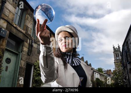 Jusztina Hermann si esibisce su Circus Lane mentre Stars of Cirqulation, la notte scozzese del Circus Cabaret, si esibirà all'Assembly Roxy domenica 24 aprile a Edimburgo. Credito: Euan Cherry Foto Stock