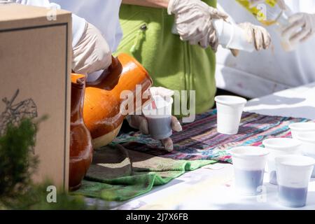 Camerieri che servono vino rosso rioja al mercato del festival arrostito all'aglio in Arnodo Foto Stock