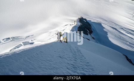 Arrampicatori sulle ripide pendici del Southwest Ridge sul monte Aspiring Foto Stock