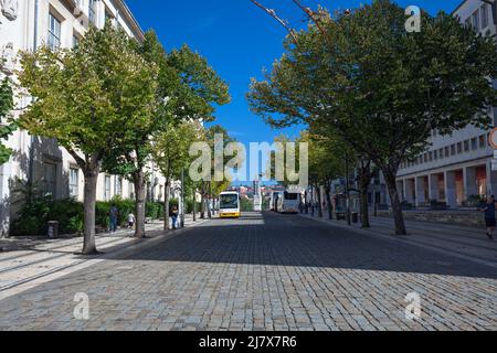 Portogallo, Provincia litorale di Beira, Coimbra, Rua larga tra la Facoltà di Medicina e il Dipartimento di fisica dell'Università di Coimbra Foto Stock