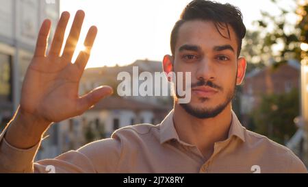 Ritratto maschile all'aperto in città giovane adulto serio attraente uomo d'affari barbato leader arabo ragazzo in camicia si leva sulla strada guardando la fotocamera Foto Stock