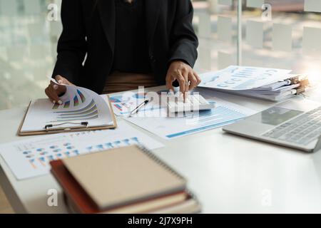 il contabile o l'ispettore finanziario ha le mani di fare il rapporto, calcolare o controllare l'equilibrio. Home finanze, investimenti, economia, risparmio di denaro o assicurazione Foto Stock