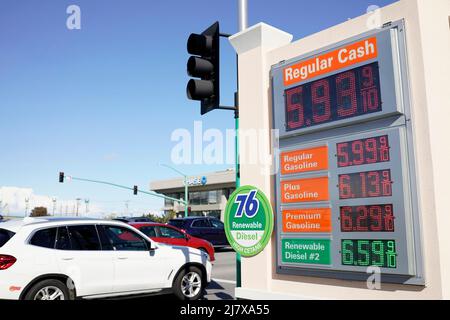 (220511) -- MILLBRAE, 11 maggio 2022 (Xinhua) -- i prezzi della benzina e del diesel sono esposti in una stazione di benzina a Millbrae, California, Stati Uniti, 10 maggio 2022. I prezzi medi nazionali per la benzina normale e diesel negli Stati Uniti entrambi sono saliti ai massimi record freschi martedì. Secondo l'American Automobile Association (AAA), che fornisce l'ultima analisi dei prezzi del gas basata sui dati da 130.000 stazioni di gas a livello nazionale, il prezzo regolare del gas è aumentato di quattro centesimi il martedì a 4,37 dollari USA un gallone, sorpassando il record precedente di 4,33 dollari il 11 marzo. (Foto di li Jianguo Foto Stock