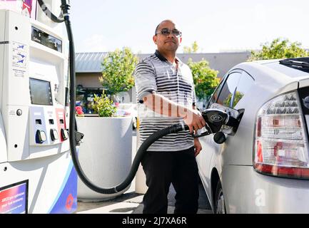 (220511) -- MILLBRAE, 11 maggio 2022 (Xinhua) -- Un uomo pompa benzina nella sua automobile ad una stazione di benzina a Millbrae, California, Stati Uniti, 10 maggio 2022. I prezzi medi nazionali per la benzina normale e diesel negli Stati Uniti entrambi sono saliti ai massimi record freschi martedì. Secondo l'American Automobile Association (AAA), che fornisce l'ultima analisi dei prezzi del gas basata sui dati da 130.000 stazioni di gas a livello nazionale, il prezzo regolare del gas è aumentato di quattro centesimi il martedì a 4,37 dollari USA un gallone, sorpassando il record precedente di 4,33 dollari il 11 marzo. (Foto di li Jianguo/Xinhua Foto Stock