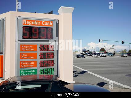 (220511) -- MILLBRAE, 11 maggio 2022 (Xinhua) -- i prezzi della benzina e del diesel sono esposti in una stazione di benzina a Millbrae, California, Stati Uniti, 10 maggio 2022. I prezzi medi nazionali per la benzina normale e diesel negli Stati Uniti entrambi sono saliti ai massimi record freschi martedì. Secondo l'American Automobile Association (AAA), che fornisce l'ultima analisi dei prezzi del gas basata sui dati da 130.000 stazioni di gas a livello nazionale, il prezzo regolare del gas è aumentato di quattro centesimi il martedì a 4,37 dollari USA un gallone, sorpassando il record precedente di 4,33 dollari il 11 marzo. (Foto di li Jianguo Foto Stock