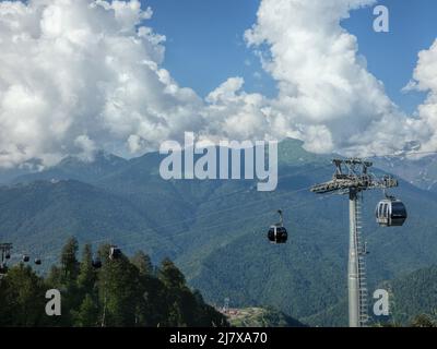 Via cavo in montagna. Giornata estiva soleggiata. Foto Stock