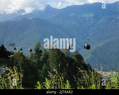 Via cavo in montagna. Giornata estiva soleggiata. Foto Stock