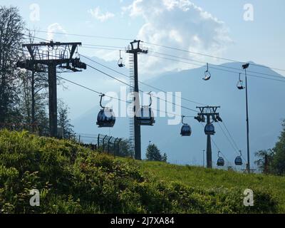 Via cavo in montagna. Giornata estiva soleggiata. Foto Stock