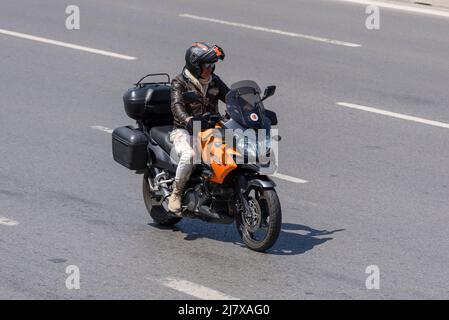 ISTANBUL, TURCHIA - 1 MAGGIO 2022: Uomo da moto città sulla strada di Istanbul. Foto Stock