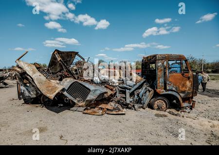 Bucha, Ucraina. 10th maggio 2022. I veicoli militari russi distrutti si trovano in una discarica di rifiuti a Bucha, alla periferia di Kyiv. La liberazione di Bucha, una città alla periferia della capitale Ucraina Kyiv, il 31 marzo ha rivelato alcune delle atrocità più barbariche commesse dai soldati russi durante l'occupazione. Gli edifici furono distrutti e le case saccheggiate. Corpi morti sono stati trovati in strade Bucha, edifici e tombe di massa. (Foto di Aziz Karimov/SOPA Images/Sipa USA) Credit: Sipa USA/Alamy Live News Foto Stock