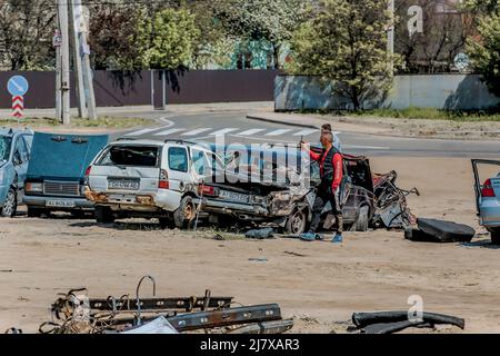 Bucha, Ucraina. 10th maggio 2022. I veicoli cittadini ucraini distrutti si trovano in una discarica di rifiuti a Bucha, alla periferia di Kyiv. La liberazione di Bucha, una città alla periferia della capitale Ucraina Kyiv, il 31 marzo ha rivelato alcune delle atrocità più barbariche commesse dai soldati russi durante l'occupazione. Gli edifici furono distrutti e le case saccheggiate. Corpi morti sono stati trovati in strade Bucha, edifici e tombe di massa. Credit: SOPA Images Limited/Alamy Live News Foto Stock