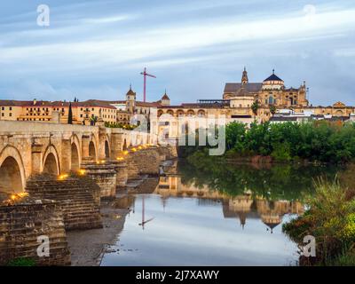 Ponte romano sul fiume Guadalquivir e la Grande Moschea (Cattedrale di Mezquita) - Cordoba, Spagna Foto Stock