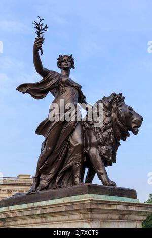 LONDRA, GRAN BRETAGNA - 17 MAGGIO 2014: Questa è la statua di bronzo della Pace ai piedi del Queen Victoria Memorial a Buckingham Palace. Foto Stock