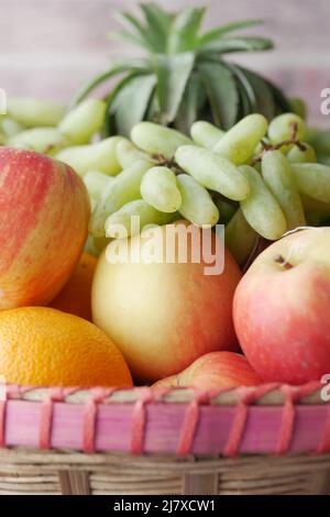 frutta mista in una ciotola sul tavolo Foto Stock