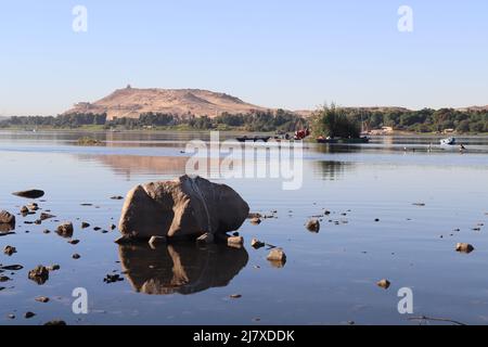 paesaggio del fiume nilo ad assuan (montagna, rocce e acqua) Foto Stock