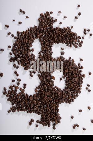 immagine simbolica dei chicchi di caffè che formano un segno del dollaro Foto Stock