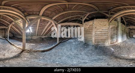 Visualizzazione panoramica a 360 gradi di 360 hdr panorama all'interno di un hangar in legno rovinato abbandonato o di una stanza con colonne o vecchio edificio. panorama hdri sferico senza giunture in equirec