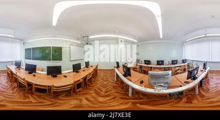 Visualizzazione panoramica a 360 gradi di MINSK, BIELORUSSIA - GENNAIO 2021: hdr 360 panorama interno moderna aula con computer in proiezione equirettangolare completamente sferica. Contenuti VR,