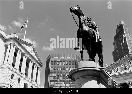 Edificio della Banca d'Inghilterra e statua del Duca di Wellington nella città di Londra, Regno Unito Foto Stock