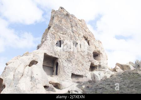 Case in grotta in coni colline di sabbia. Cappadocia. Foto Stock