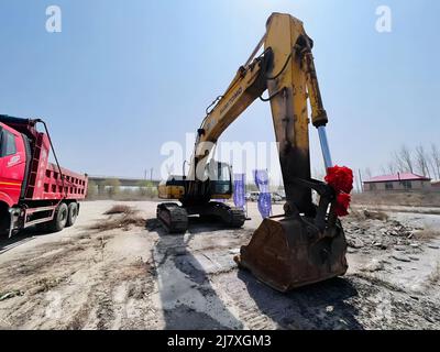 Shenyang. 11th maggio 2022. La foto scattata il 26 aprile 2022 mostra un progetto di energia eolica offshore del China Huaneng Group a Yingkou, nella provincia di Liaoning della Cina nord-orientale. Credit: Xinhua/Alamy Live News Foto Stock