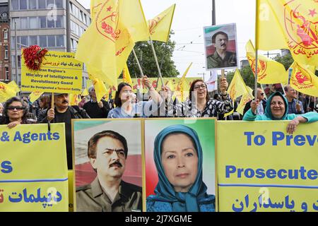 Anversa, Belgio. 10th maggio 2022. Gli esiliati iraniani, sostenitori del Consiglio Nazionale di resistenza dell'Iran (NCRI), hanno striscioni, durante un raduno davanti alla corte di Anversa. Un raduno è stato organizzato di fronte alla Corte d'appello belga, in coincidenza con il verdetto sull'appello dei terroristi iraniani coinvolti nella trama di bombardamenti del 2018 contro la grande conferenza internazionale del Consiglio Nazionale di resistenza dell'Iran (NCRI) alla periferia di Parigi. Credit: SOPA Images Limited/Alamy Live News Foto Stock