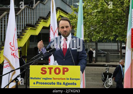 Anversa, Belgio. 10th maggio 2022. Il deputato belga Michael Freilich del partito Nieuw-Vlaamse Alliantie (NVA) si rivolge al raduno dei sostenitori della NCRI ad Anversa. Un raduno è stato organizzato di fronte alla Corte d'appello belga, in coincidenza con il verdetto sull'appello dei terroristi iraniani coinvolti nella trama di bombardamenti del 2018 contro la grande conferenza internazionale del Consiglio Nazionale di resistenza dell'Iran (NCRI) alla periferia di Parigi. Credit: SOPA Images Limited/Alamy Live News Foto Stock