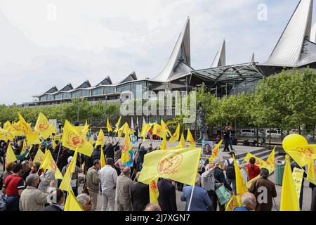 Anversa, Belgio. 10th maggio 2022. Gli esiliati iraniani, sostenitori del Consiglio Nazionale di resistenza dell'Iran (NCRI), hanno striscioni, durante un raduno davanti alla corte di Anversa. Un raduno è stato organizzato di fronte alla Corte d'appello belga, in coincidenza con il verdetto sull'appello dei terroristi iraniani coinvolti nella trama di bombardamenti del 2018 contro la grande conferenza internazionale del Consiglio Nazionale di resistenza dell'Iran (NCRI) alla periferia di Parigi. Credit: SOPA Images Limited/Alamy Live News Foto Stock